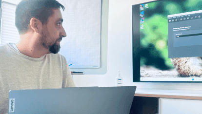 Entwickler schaut auf einem Bildschirm.